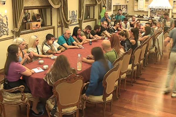 Svojim ulaskom pobrao je SIMPATIJE ženskog dela publike, važi za OPASNOG MOMKA a evo o kome je REČ!