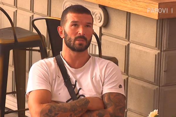 NIKOLA LAKIĆ USPEO U SVOJOJ NAMERI: Zakopao RATNU SEKIRU sa rijaliti BRATOM! (FOTO)