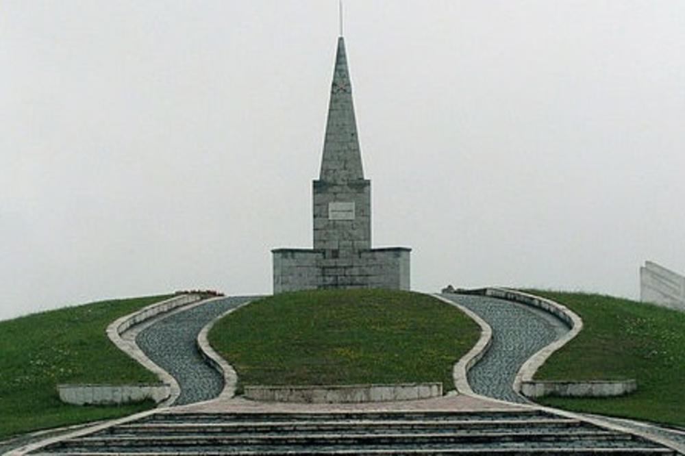 POZIRAJU NA KOSTIMA UMRLIH NA KADINJAČI: Posle fotosešna u Jasenovcu i Šumaricama, sada osvanule OVE SRAMNE fotografije manekenki! (FOTO)