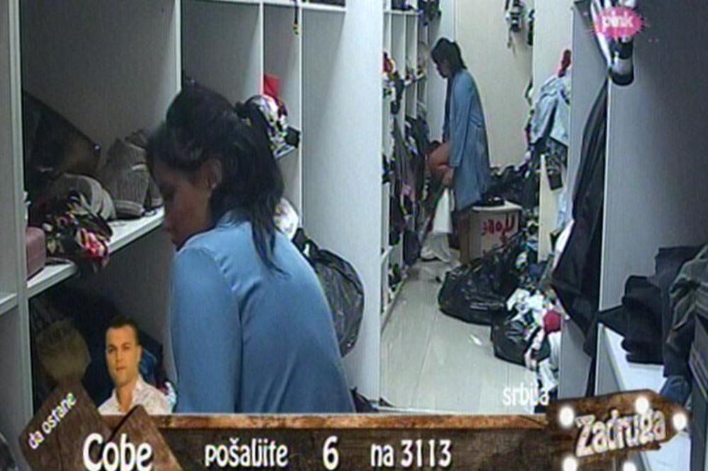 ČAŠĆAVANJE U SITNE SATE: Aleksandra Subotić se presvlačila, pa pokazala i ono što nije trebalo! (FOTO)