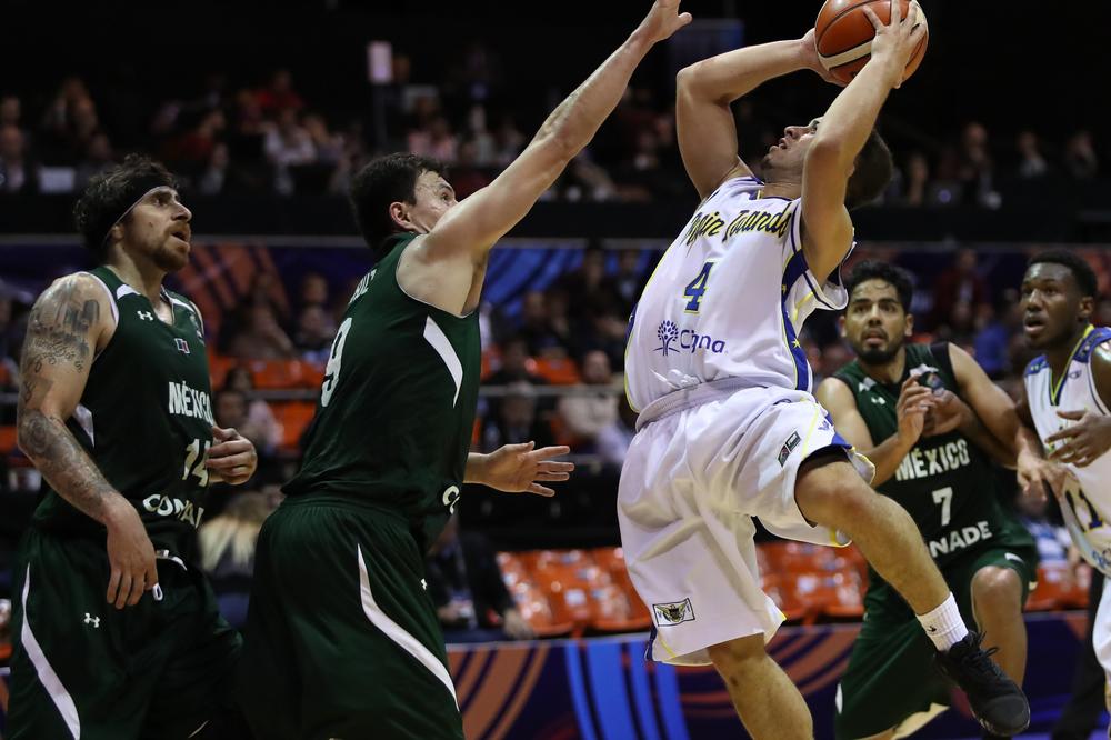 BRATE, KAKVO JE OVO DETE NA TERENU? Nije dete, već najniži košarkaš današnjice...