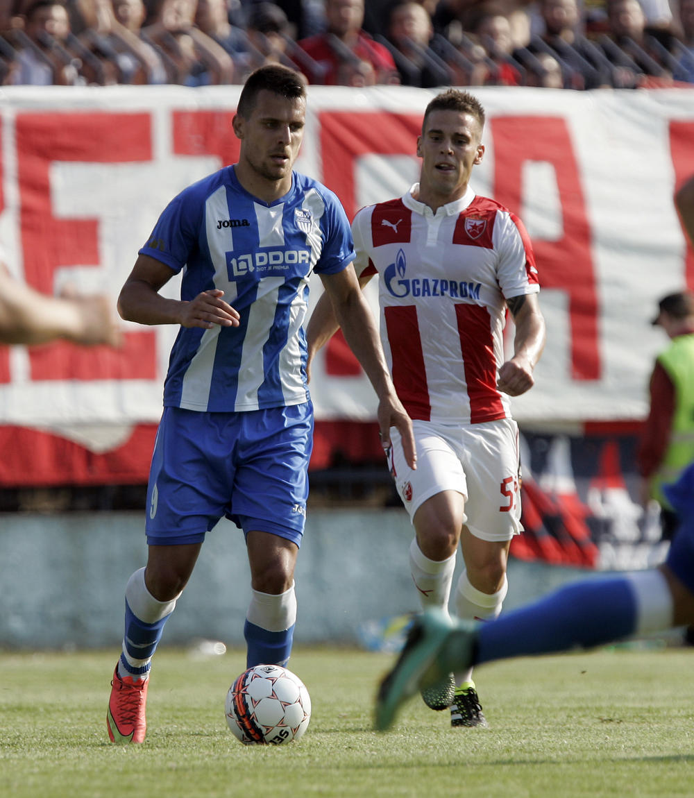 Komnen Andrić u duelu sa Mihailom Ristićem dok je igrao za OFK Beograd  