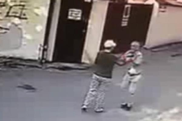 SA KAČKETOM NA GLAVI I CEGEROM U RUCI MU JE PRIŠLA I HLADNOKRVNO GA UPUCALA! Ovo je trenutak kada je Stojanka Coka Stojanović UBILA investitora Zorana (VIDEO)