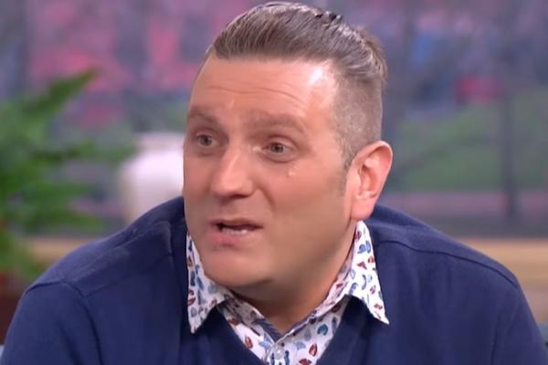 KONAČNO JE IZGUBIO NEVINOST U 45. GODINI: Rođen je bez POLNOG ORGANA, a sada ga pokreće na DUGME! (VIDEO)