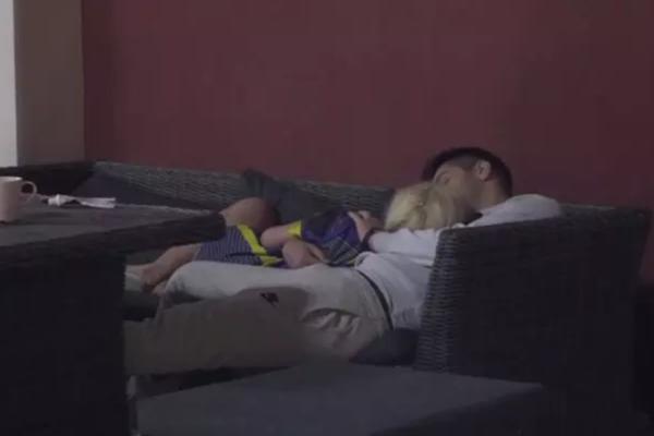 PREPUSTILI SE EMOCIJAMA: Pao prvi poljubac između Adama Đoganija i zgodne plavuše! Još jedna romansa u Zadruzi! (VIDEO)