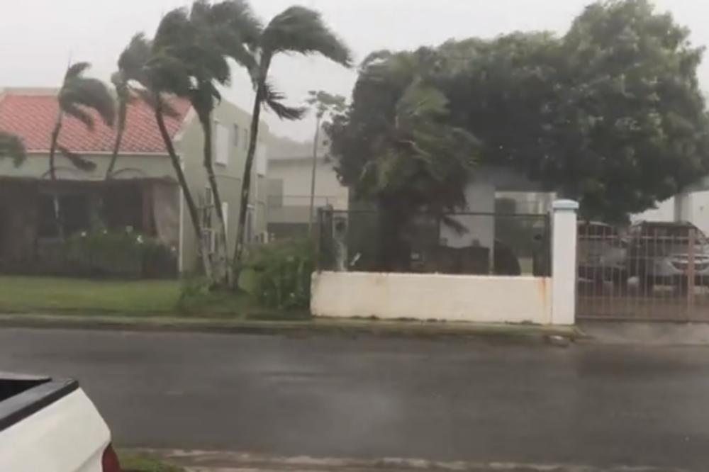 MONSTRUOZNI TAJFUN UNIŠTAVA FILIPINE: Ovo je NAJJAČA OLUJA zabeležena u ovoj godini, vetrovi duvaju brzinom od 320 km/h! (VIDEO)