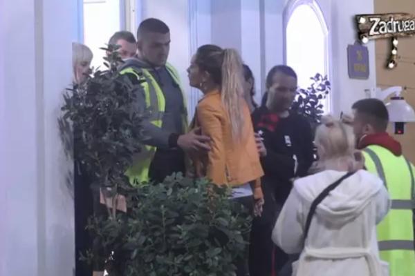 KADA ŽENE ZAKRVE NEMA NIŠTA STRAŠNIJE! INTERVENISALO OBEZBEĐENJE: Ti ćeš meni da kažeš da sjašem, zapamtićeš DAN i NOĆ kada si ušla ovde! (VIDEO)