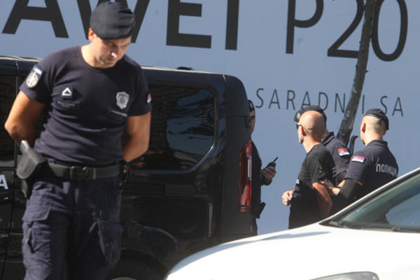 UHAPŠEN MUŠKARAC KOD CRKVE SVETOG MARKA: Drama pred početak Parade ponosa!