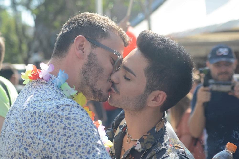 PAO PRVI POLJUBAC NA PARADI PONOSA! Danas je Beograd u znaku ljubavi, a NJIH DVOJICA se ne stide da je pokažu! (FOTO)