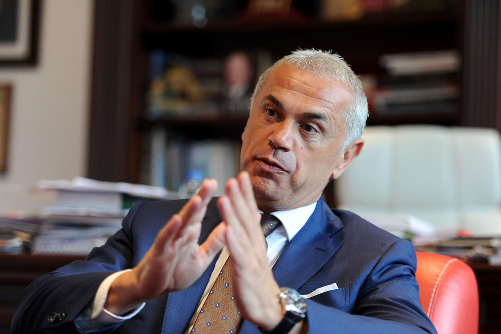 KAKVA RIBETINA! OVO JE ŽENA ZVEZDANA TERZIĆA: Izgleda BRUTALNO, bila je PROFESORKA! (FOTO)