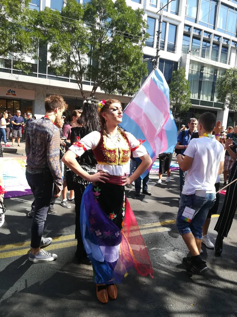 Mnogi je osuđuju, a drugi joj se dive  