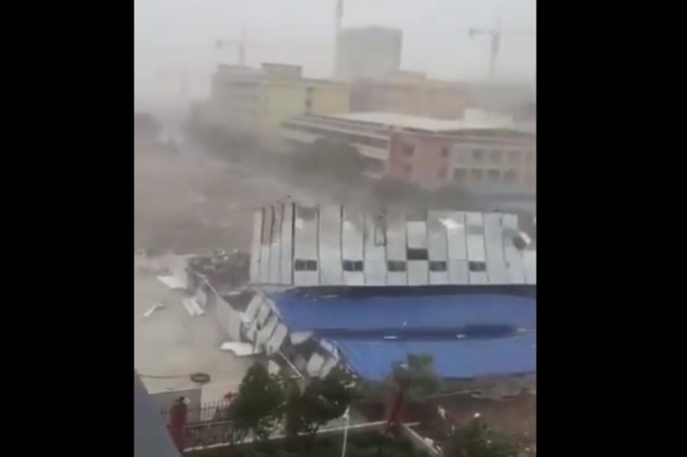 KATAKLIZMA U HONGKONGU: SUPER TAJFUN nosi sve pred sobom! Jezive scene kao u horor filmu! (VIDEO)