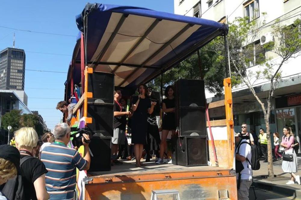 NE MORATE DA VOLITE ONO ŠTO NE RAZUMETE, ALI MORATE TO DA POŠTUJETE! Reči kume Prajda odzvanjaju Paradom ponosa