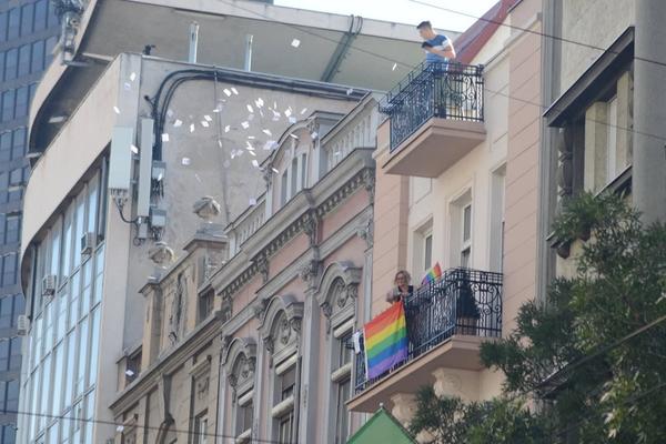 SRBIJA NIJE ZEMLJA PEDERA! Mladić prosuo letke po premijerki i učesnicima Parade ponosa i izazvao HAOS (FOTO)