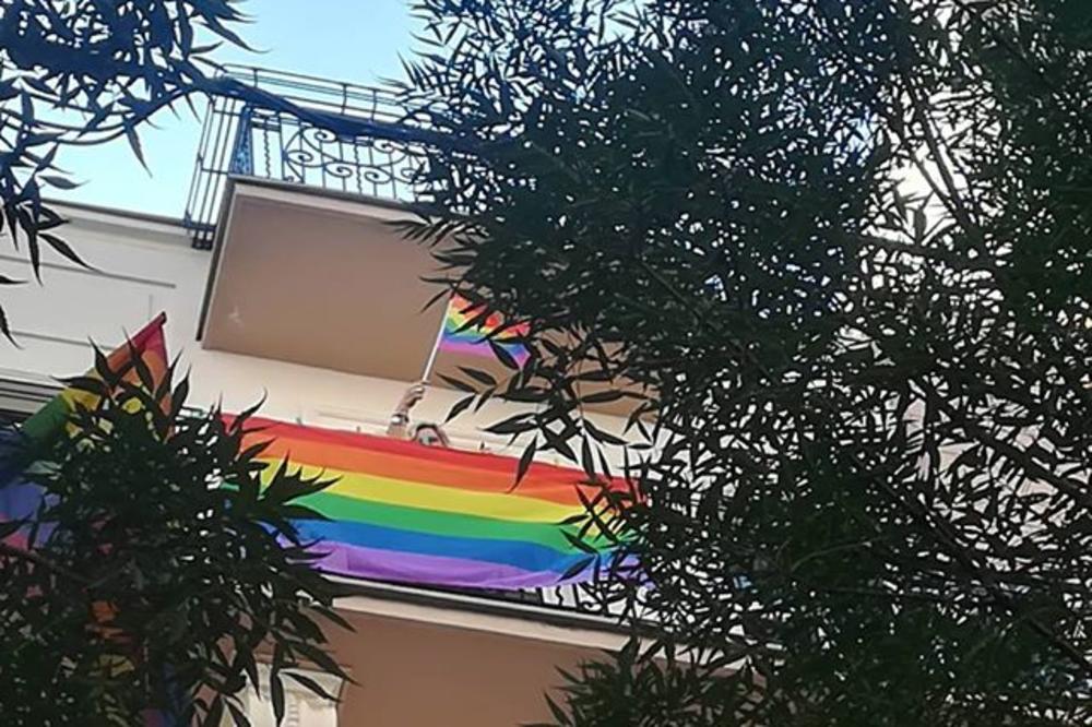 DOK NEKI DELE LJUBAV, ONA DELI SLATKIŠE! Ova žena je sa terase mahala zastavicom učesnicima Prajda, PA OBRADOVALA MASU (VIDEO)