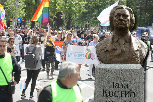 I LAZA KOSTIĆ SA SANTA MARIJOM NA PARADI PONOSA! Da li je ovaj transparent provokacija ili kreativna sloboda autora? (FOTO)