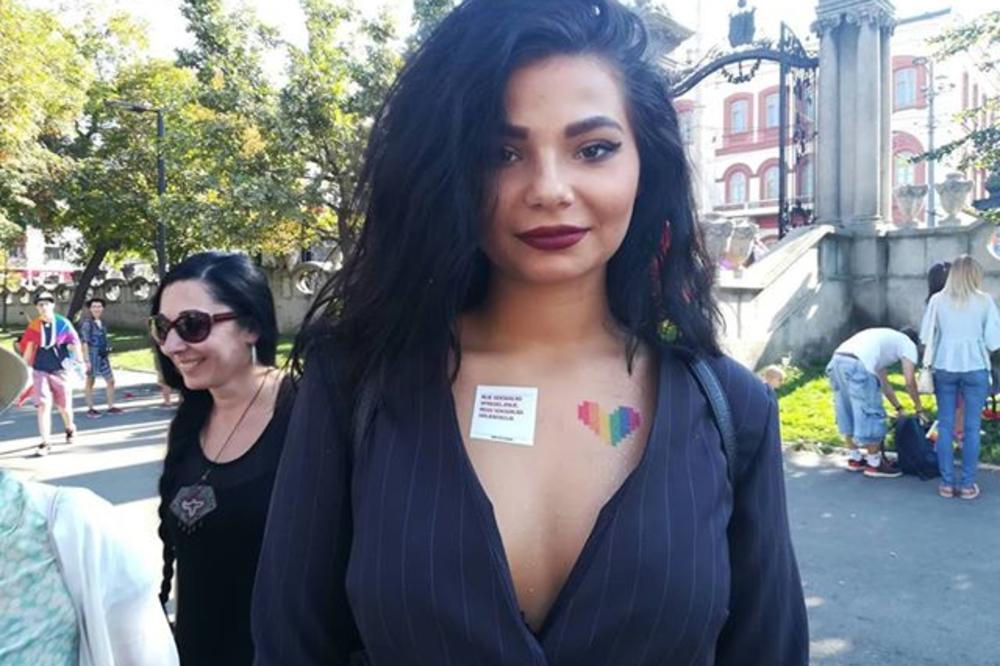 U OVU LEPOTICU BILE SU UPRTE OČI CELE PARADE PONOSA! Na svoje grudi zalepila je poruku KOJA OTKRIVA PRAVU ISTINU PRAJDA! (FOTO)