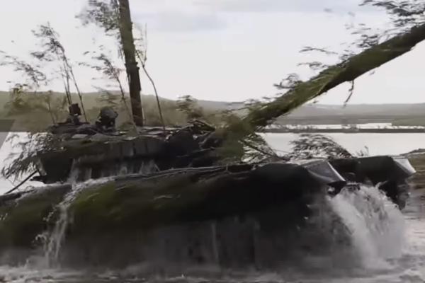 RUSKE TENKOVE NI REKA NE MOŽE ZAUSTAVITI: Najveće vojne vežbe u Rusiji su obeležile ove scene! (VIDEO)