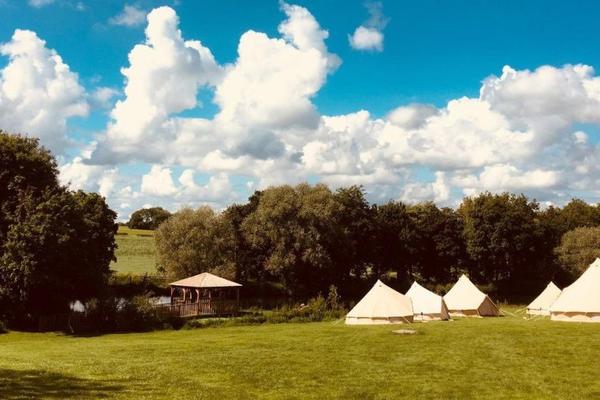 ZNATE LI ŠTA JE TO GLAMPING? Svi su se primili na ovo, SVI ŽELE DA GLAMPUJU! (FOTO)