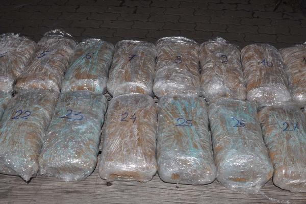 15 KILOGRAMA MARIHUANE I HEROIN U PAKETIMA VELIČINE CIGLE! Srpska policija je na Preševu zaustavila Albanca i našla drogu tamo gde su se najmanje nadali (FOTO)