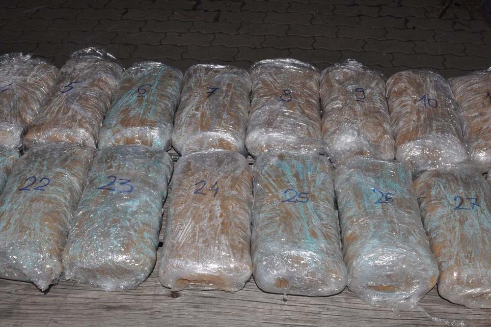 15 KILOGRAMA MARIHUANE I HEROIN U PAKETIMA VELIČINE CIGLE! Srpska policija je na Preševu zaustavila Albanca i našla drogu tamo gde su se najmanje nadali (FOTO)