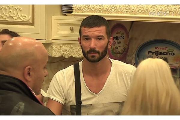 ISKLJUČITE KAMERE NA SAT, DVA! Lakić pocrveneo od BLAMA zbog Coke