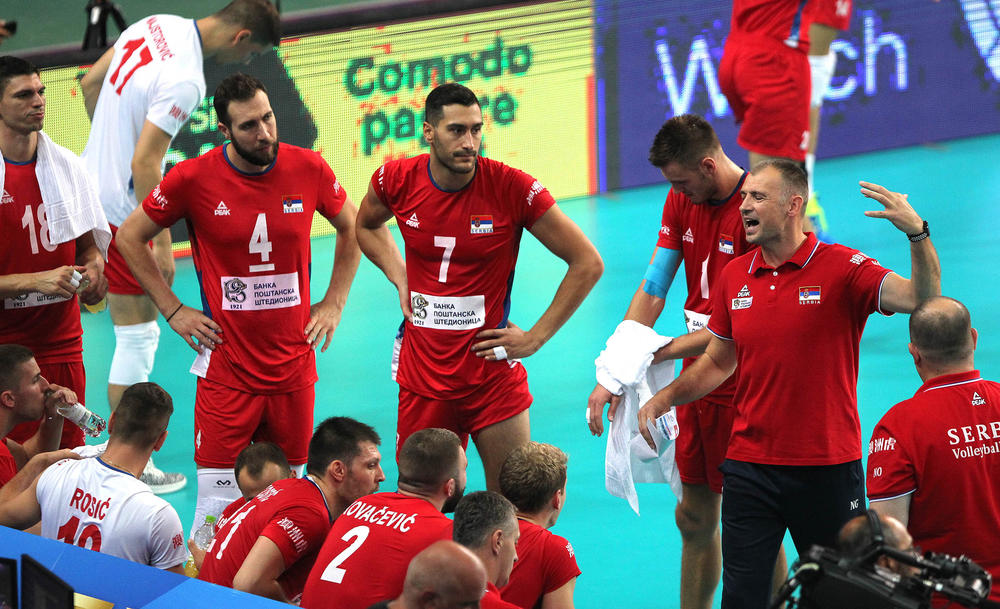 Nikola Grbić objašnjava taktiku igračima  