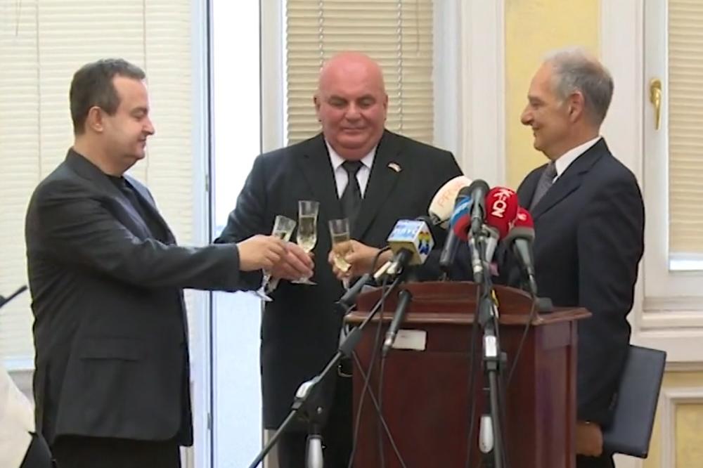 PALMA POSTAO POČASNI KONZUL GRČKE U SRBIJI, PA OTVORIO ŠAMPANJAC! Cipras potpisao ukaz (FOTO)