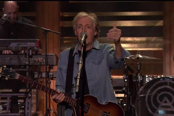 POL MEKARTNI PONOVO U FOKUSU: Prvi put posle 36 godina s albumom na vrhu američke top liste! (VIDEO)