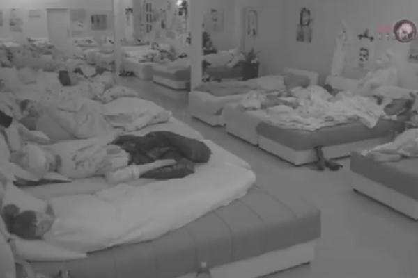 DOK ZADRUGARI SPAVAJU, ONA RADI NEŠTO ČIME JE ŠOKIRALA MNOGE: Kamere su sve zabeležile! (VIDEO)