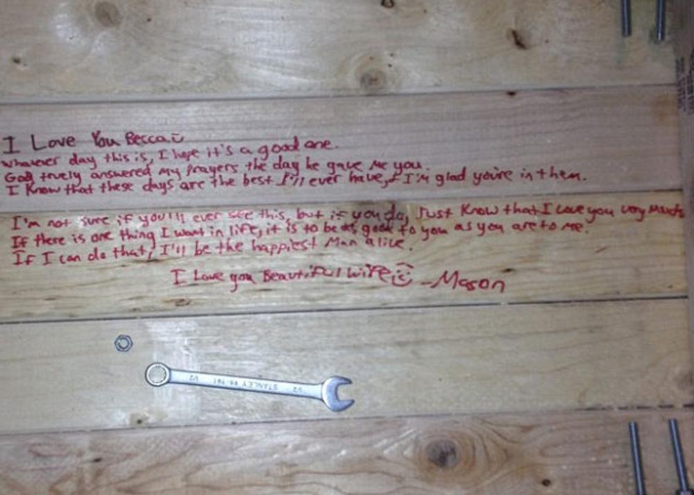 Kada su okrenuli sto ugledali su poruku koja ih je ostavila bez teksta  