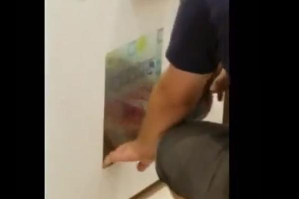 IMA LI LJUDSKI MORAL DNO? Ubacio dete u mašinu DA UKRADE NAGRADE! (VIDEO)