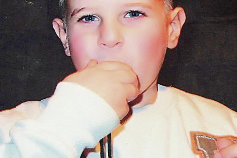 ZA MALOG MLADENA SPREMLJEN JE NOVI KREVET, DA GA NA NJEMU SAHRANE! Očaj u domu porodice dečaka (10) kog je pokosio auto