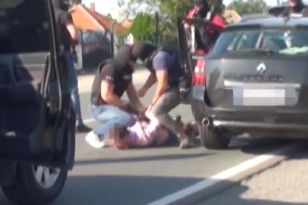 POLICIJA JE PRESRELA AUTO, PA SU CRNOGORCA BACILI NA POD! Kad su krenuli da rastavljaju auto našli 41 paket droge! Ovako je izgledalo hapšenje u Beogradu (VIDEO)