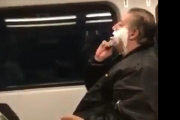 SVI SU ISMEVALI OVOG ČOVEKA ZATO ŠTO SE BRIJE U VOZU! Kada je čuo njegovu ŽIVOTNU PRIČU, internet je ZAĆUTAO!