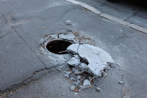 UZNEMIRUJUĆ SNIMAK: Žena sa bebom u naručju UPALA U ŠAHT, tragedija izbegnuta za DLAKU! (VIDEO)