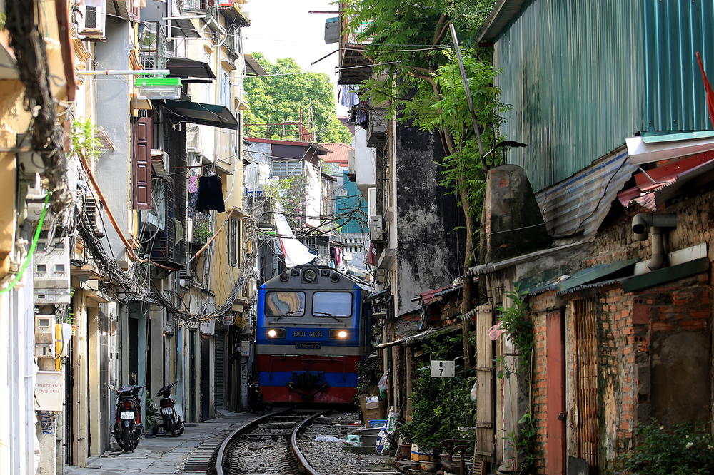 NAJČUDNIJA TRASA VOZA NA SVETU: Nekome je palo na pamet da PRUGU izgradi kroz gusto naseljeno područje! (VIDEO)