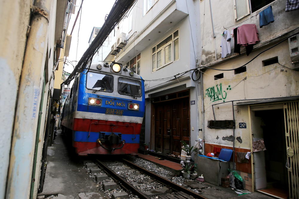 Voz prolazi kroz naselje  