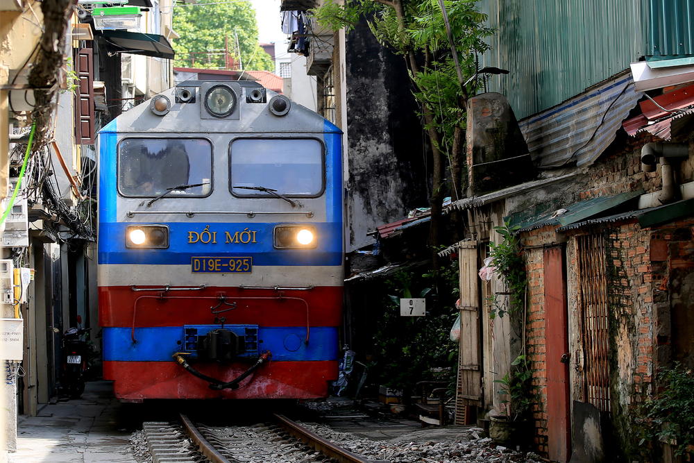 Voz prolazi kroz naselje 
