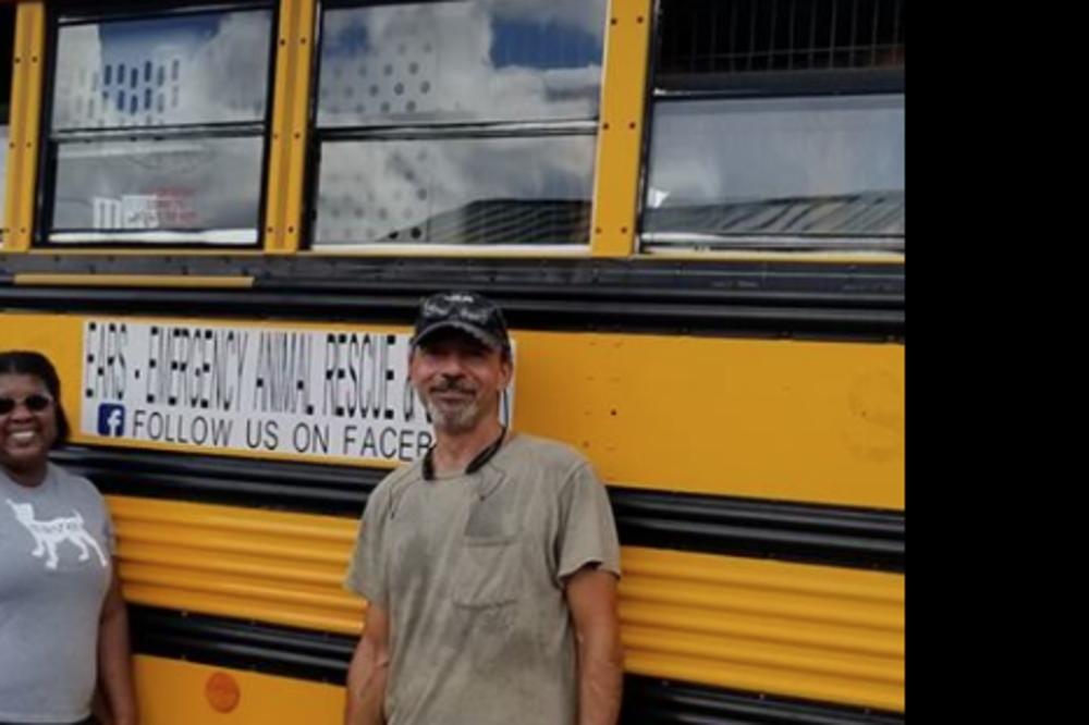 DIRLJIV PRIZOR U VREME KATASTROFE: Dok je uragan Florens divljao, ovaj vozač je svoj autobus iskoristio za PLEMENIT CILJ! (VIDEO)