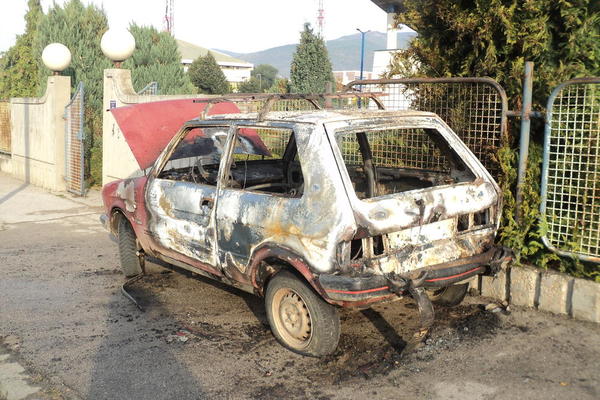 SIPALI SU ZAPALJIVU TEČNOST NA AUTO, A ONDA JE SVE PLANULO! Zbog paljenja kola u Vranju uhapšena dvojica (FOTO)