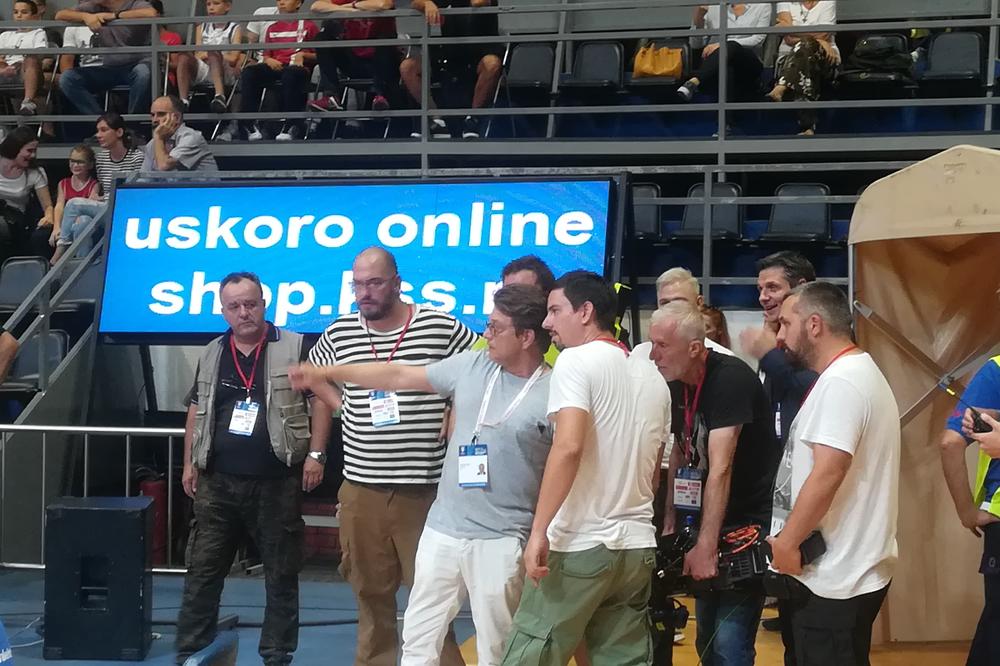 PREDRAG SAŠA BJELOGRLIĆ: Fantom iz Pionira bodrio Orlove, da li je ovo košarkaš ili glumac?