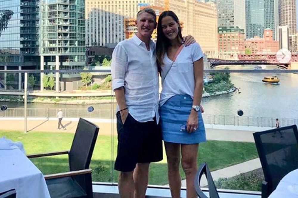 ANA, MORAŠ DA JEDEŠ, MAKAR I NA SILU: Obukla minić i izašla na ručak sa Švajnijem, ali su fanovi zabrinuti koliko je mršava!