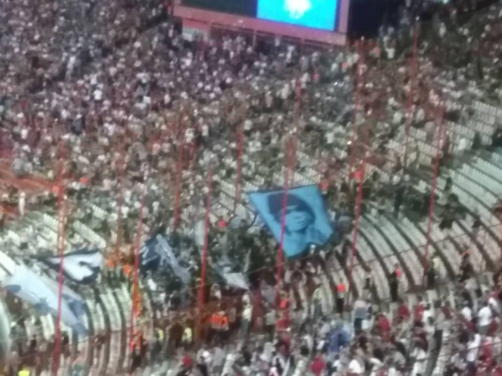 Navijači Napolija sa zastavom sa likom Maradone  