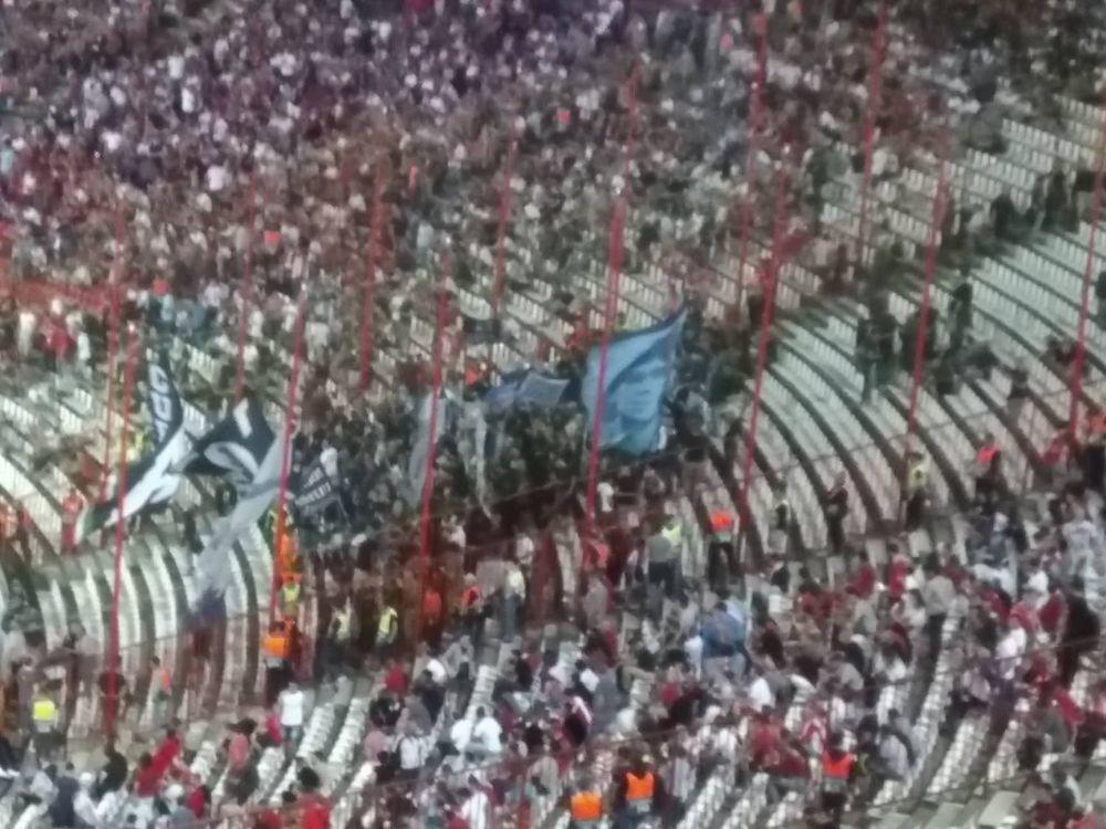 Navijači Napolija sa zastavom sa likom Maradone  