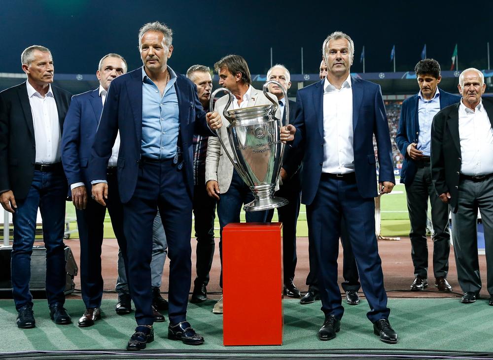 Siniša Mihajlović i Dejan Savićević sa replikom pehara iz Barija  