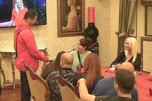 NOVI UČESNIK PAROVA JE GENIJALAN! GOSPODARIĆE vilom, shvatićete zašto kada vidite KO JE U PITANJU! (FOTO)