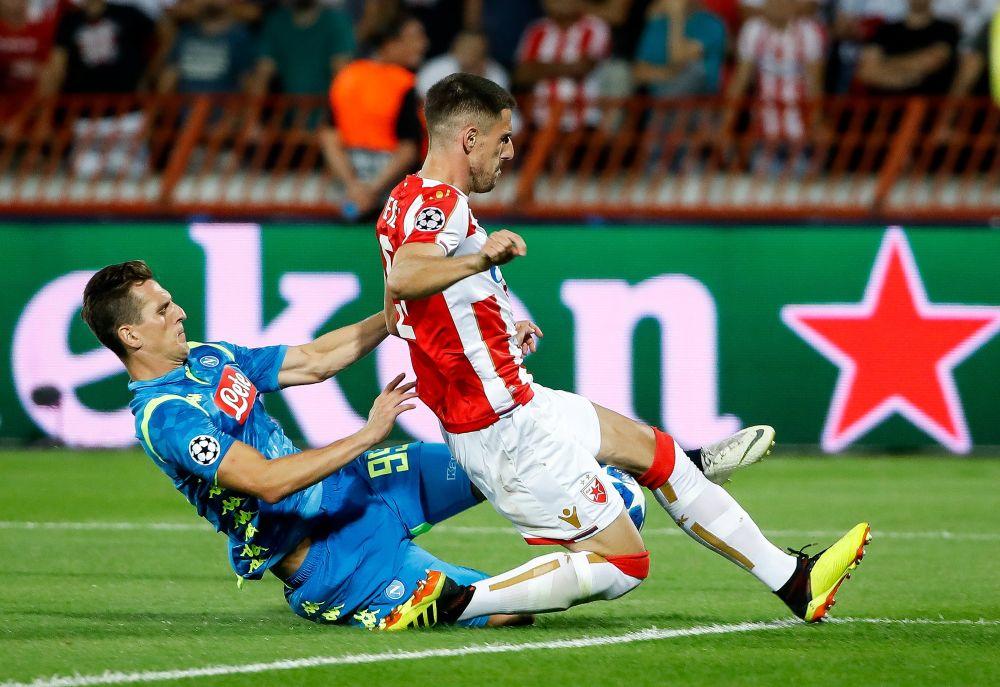 Miloš Degenek u duelu sa Arkadijušom Milikom  