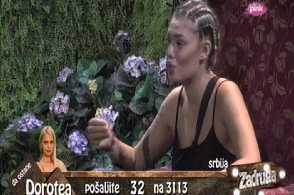 Mina Vrbaški pokazala gole grudi! (FOTO)