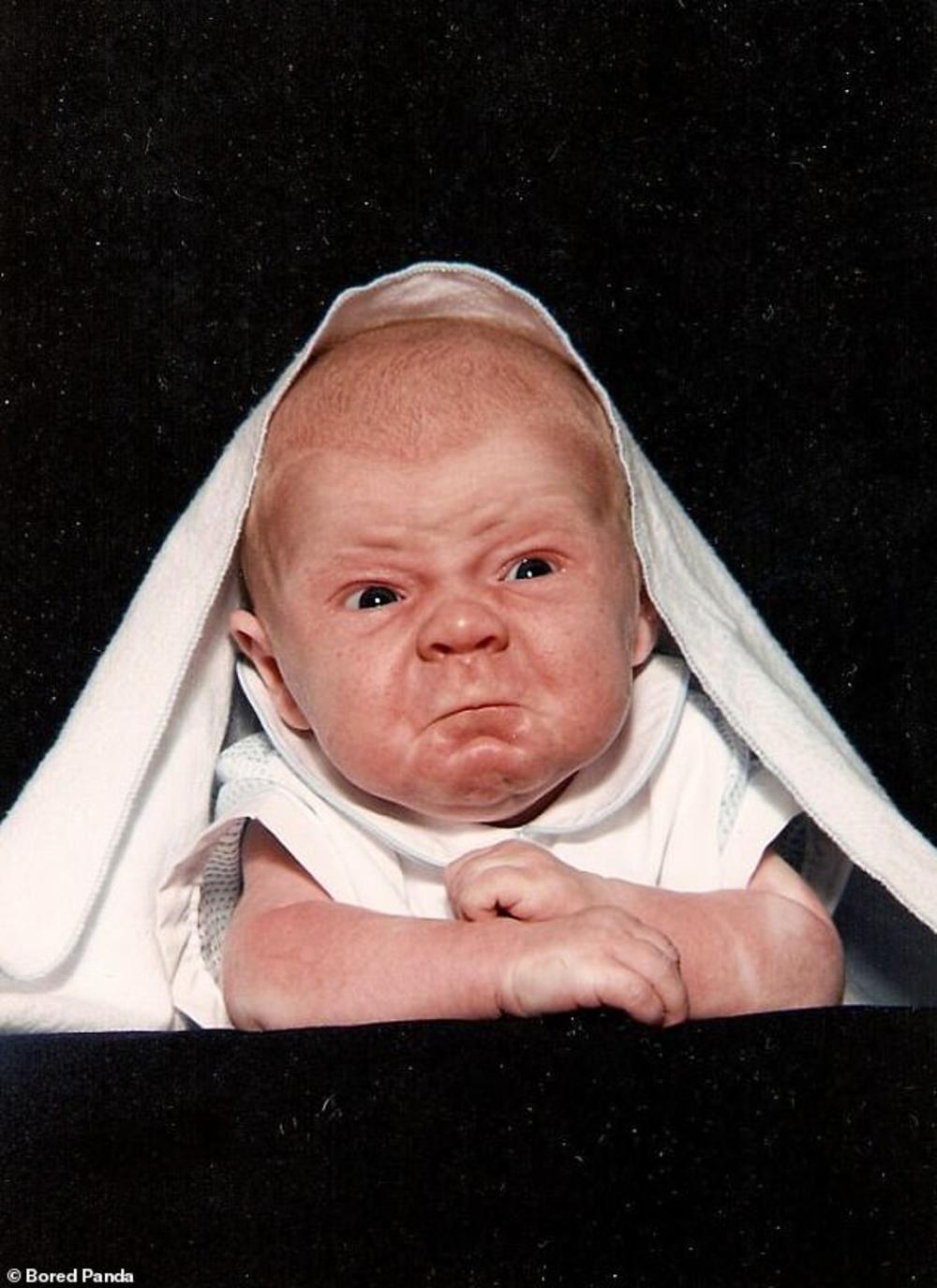 Ljuta beba koja izgleda mnogo starije  